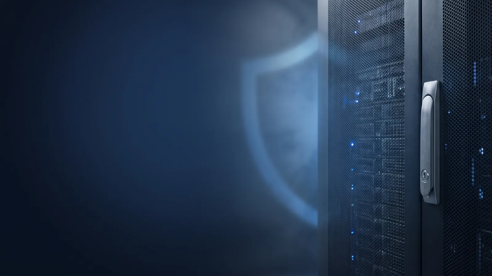 Verschlossene Server-Rack-Tür mit Sicherheitsschloss, dahinter blaue Statusleuchten und ein angedeutetes Schutzschild aus Licht