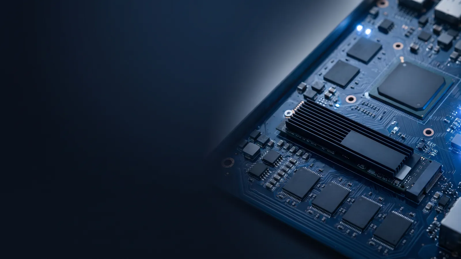 Nahaufnahme einer Server-Hauptplatine mit eingesetzter NVMe-SSD und Chips in kühlem blauem Licht